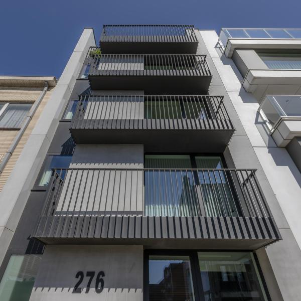 modern appartementsgebouw in beton