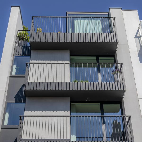 modern appartementsgebouw met zwarte balustrades