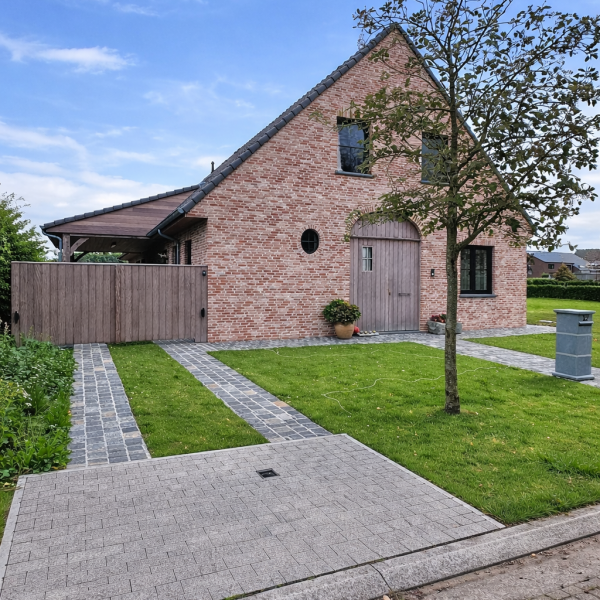 landelijke woning met oprit