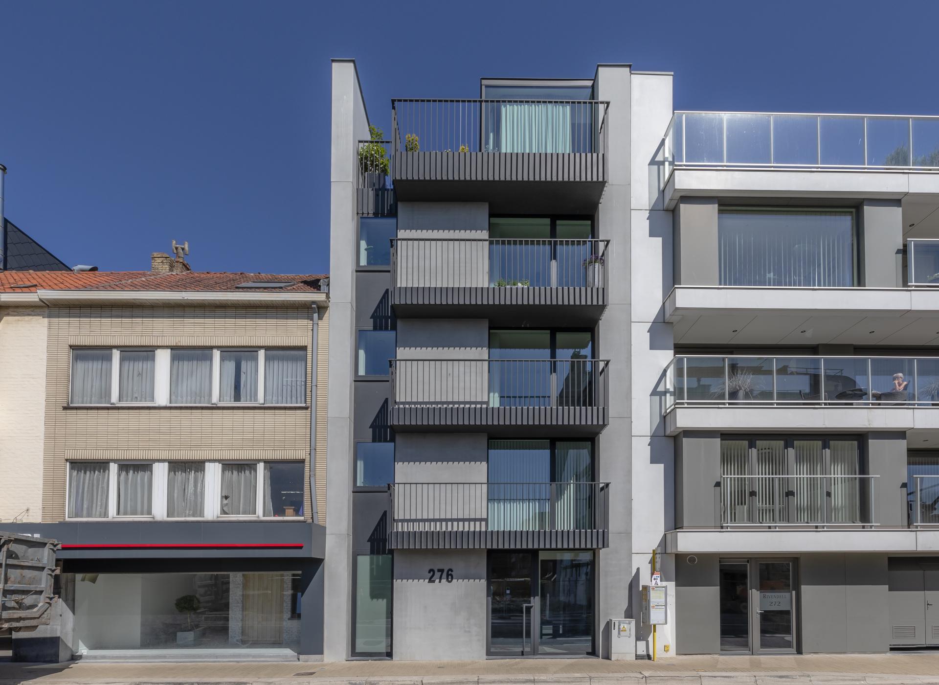 modern appartementsgebouw in beton